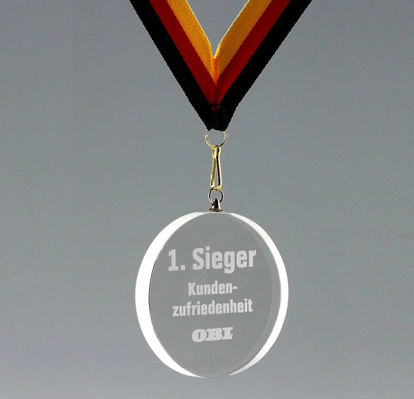 10 mm starke Kristallglas-Medaille mit geschliffener Randverziehrung. Das erzeugt eine aufwändige Optik.