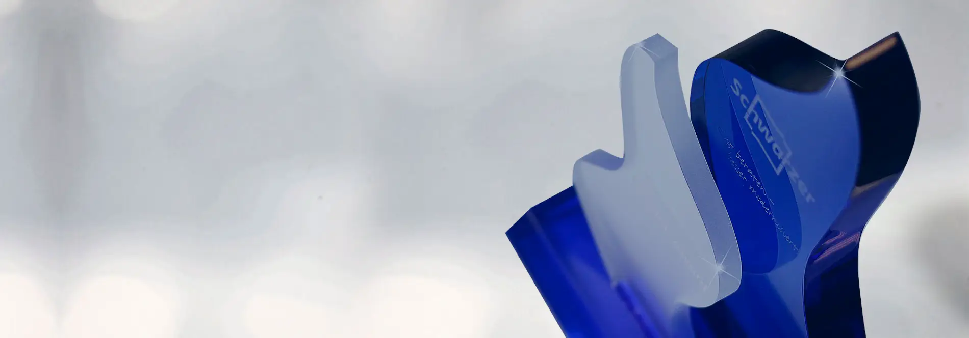 Indigo Ice Acryl Trophäen - blaue Acrylglas Pokale